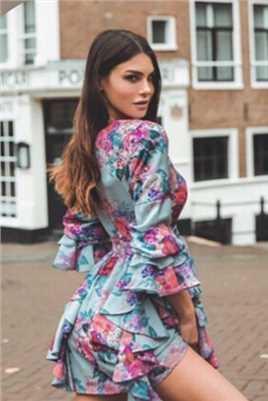 特别专辑欧美美女性感身材碎花短裙户外妖娆图片图片