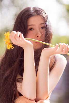 高清手拿菊花的纯情少女户外清纯唯美合集图册