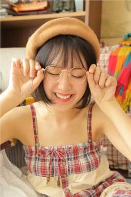 高清金框眼镜美少女黑色短发甜美笑容文艺图片图集
