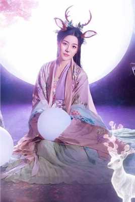 古装美女化身花鹿仙子月光下