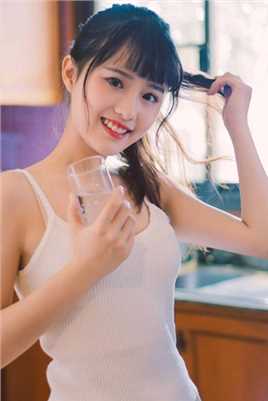 优质茶甜系美女吊带短裤居家相册