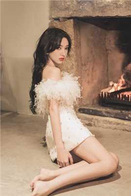 高清宇宙少女程潇白色抹胸羽毛短裙性感撩人图片图集