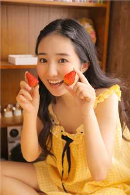 最新甜美系少女手拿草莓活力十足清新摄影集壁纸