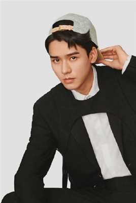 特别专辑龚俊黑色西装古铜色皮肤芭莎男士魅力封面图片